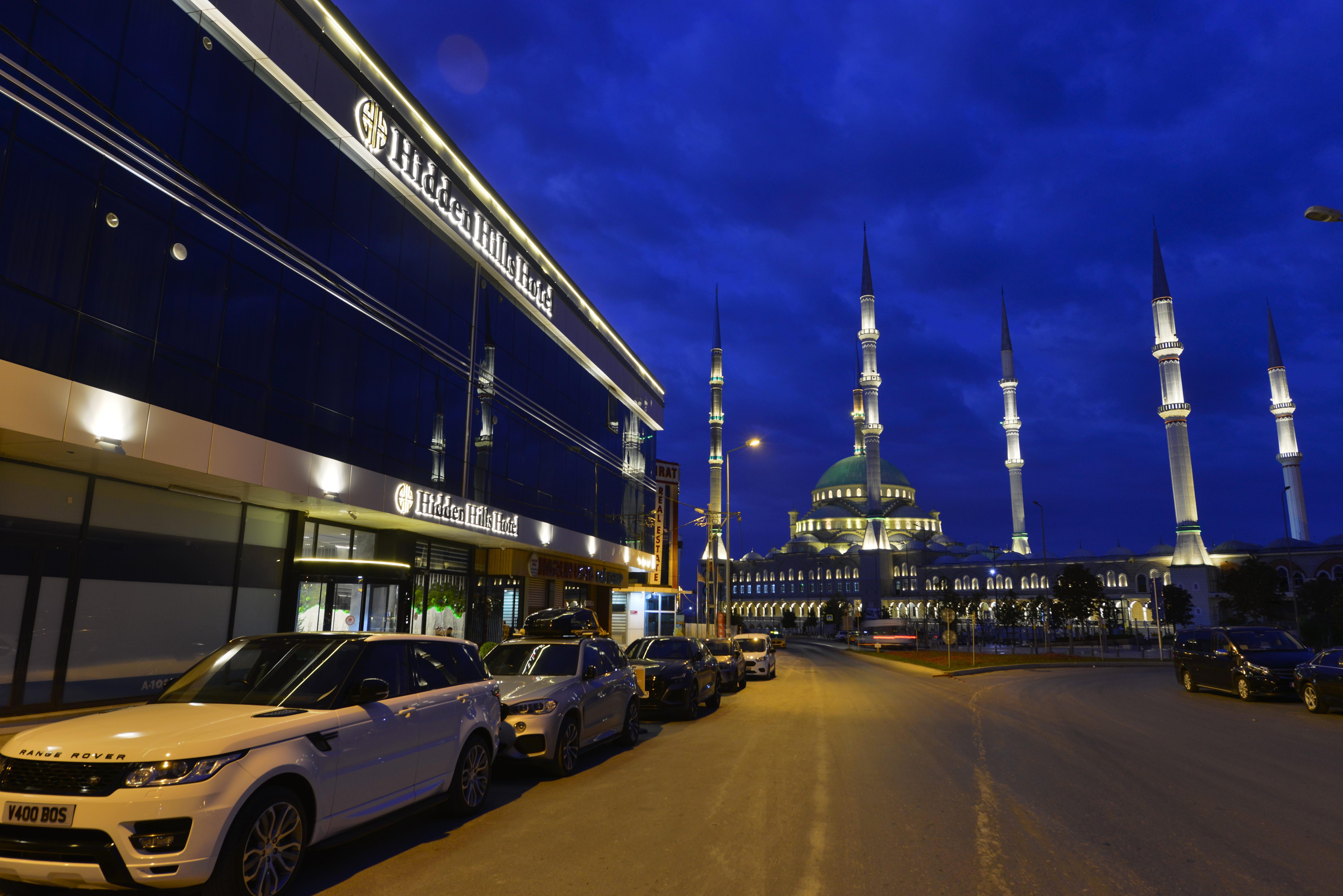 Hidden Hills Hotel Istanbul Airport Exterior photo The mall at night